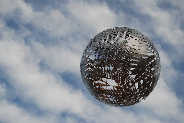 Metalli saniainen pallo taivaalla
 - Valokuva, kuva