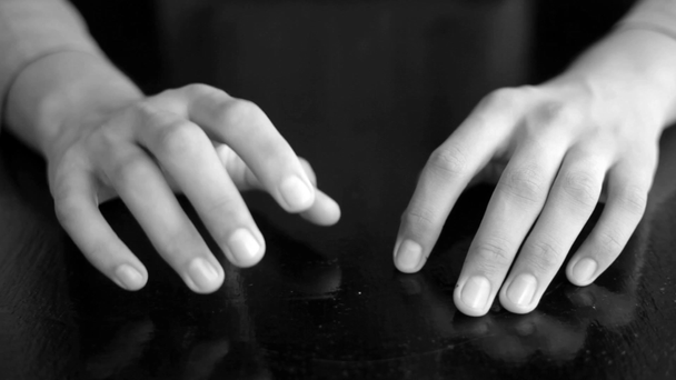 Paar Hände eines Geschäftsmannes oder Angestellten, der ein Ganzarmhemd trägt und mit isolierten Fingern auf dem Tisch trommelt. - Filmmaterial, Video