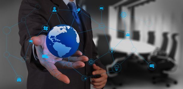 új modern számítógéppel dolgozó üzletember kéz mutatják a föld - Fotó, kép