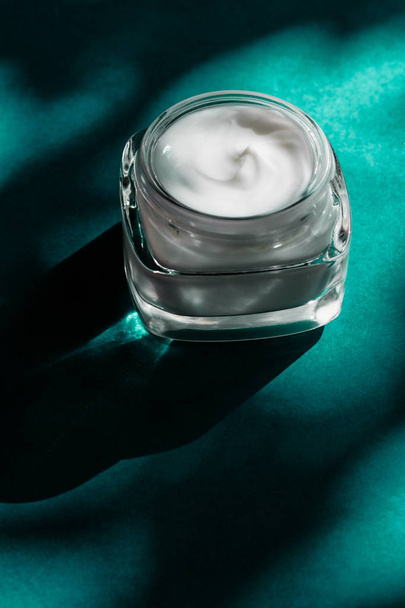 Beauty gezichtscrème voor de gevoelige huid, hydraterende luxe spa co - Foto, afbeelding
