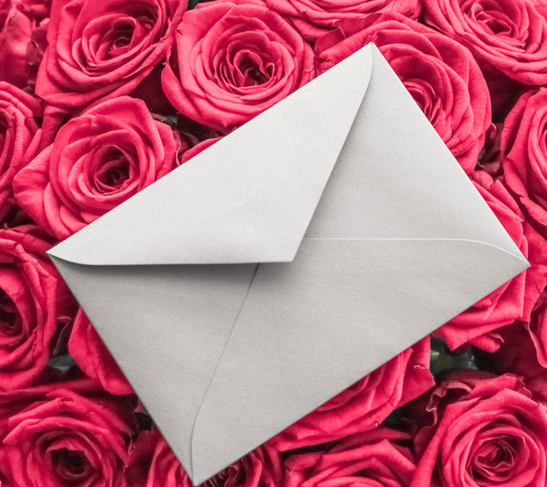 Love letter and flowers delivery on Valentines Day, πολυτελές bouqu - Φωτογραφία, εικόνα