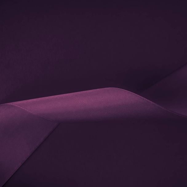 Streszczenie kręcone jedwabne wstążki na fioletowym tle, ekskluzywny luksus - Zdjęcie, obraz