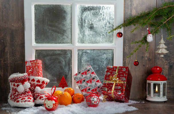 雪のオレンジとクリスマスの概念,木の窓の背景 - 写真・画像