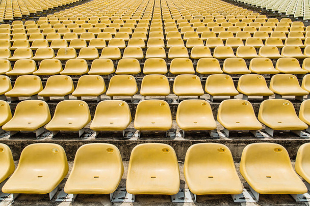 Gelbe leere Stühle im Freiluftstadion - Foto, Bild