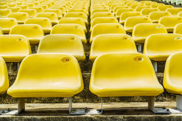 żółte puste krzesła na stadionie - Zdjęcie, obraz