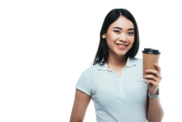 sorridente attraente asiatico ragazza holding carta tazza isolato su bianco
 - Foto, immagini