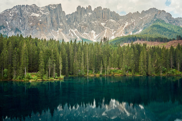 Paisaje del lago Carezza, Dolomitas, Italia
 - Foto, imagen