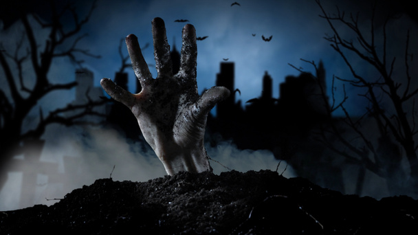 Cimetière effrayant avec main zombie sortant du sol
 - Photo, image