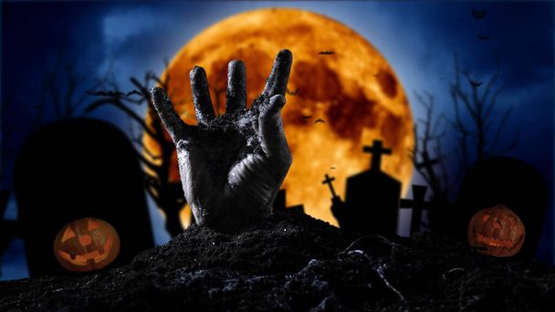 концепція Хеллоуїна, зомбі рука, що піднімається з землі
 - Фото, зображення
