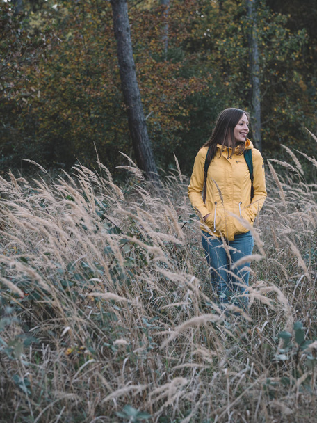 girl in autumn park - Fotoğraf, Görsel