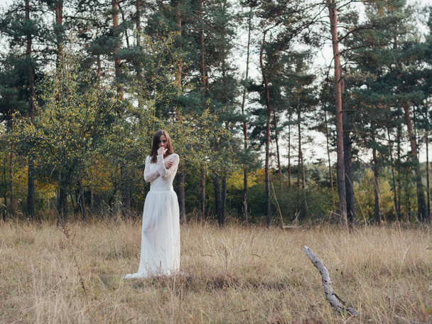bride in white dress outdoor - Φωτογραφία, εικόνα