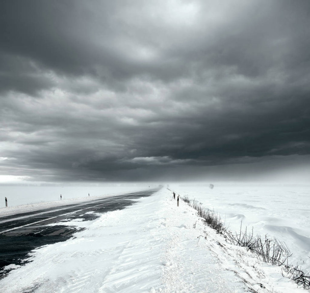 Bouřlivá obloha a sněhová cesta - Fotografie, Obrázek