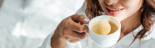 plan panoramique de la femme buvant du café de tasse le matin
  - Photo, image