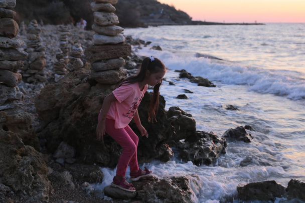 Király hét éves lány pihen a tenger mellett. - Fotó, kép