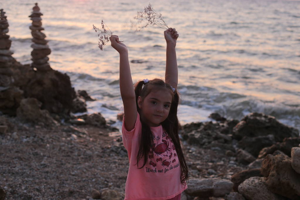 Király hét éves lány pihen a tenger mellett. - Fotó, kép