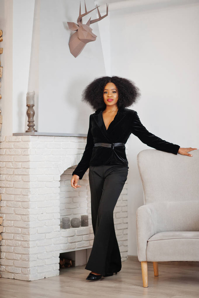Stylish african american woman in black posed at room against fi - Foto, imagen