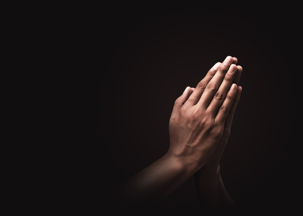 Orando mãos com fé na religião e crença em Deus no fundo escuro. Poder de esperança ou amor e devoção. Namaste ou Namaskar mãos gesto. Posição de oração. - Foto, Imagem