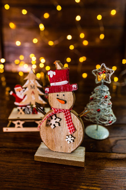 背景のぼやけたクリスマスの装飾。小さな木のs - 写真・画像