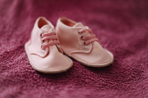 pink baby boots. Baby shoes.  top view, copy space - Foto, imagen
