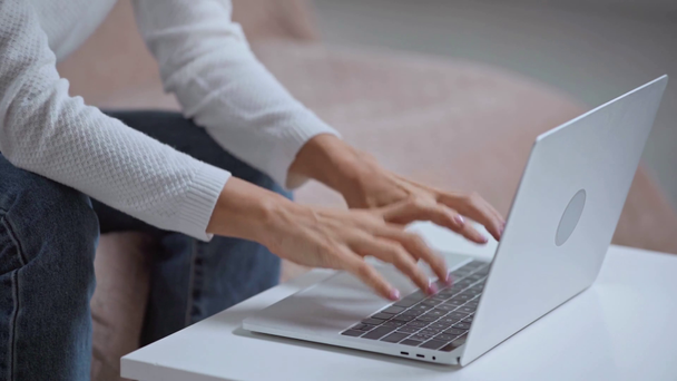 oříznutý pohled na ženu zahřívání rukou v blízkosti notebooku - Záběry, video