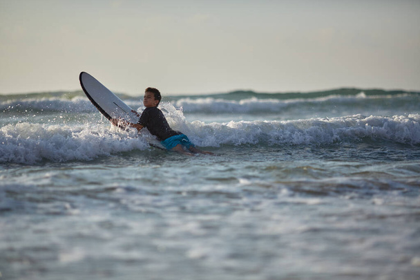 guy conquers the waves on the surfboard - Foto, Imagem