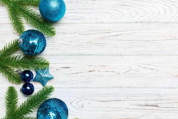 Set di palle festive, abete e decorazioni natalizie su sfondo di legno. Vista dall'alto del concetto di ornamento di Capodanno con spazio di copia - Foto, immagini
