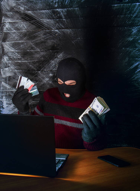интернет-грабитель в маске
 - Фото, изображение