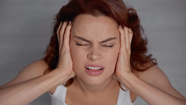 felső nézet a nő sikoltozik, miközben szenved a fejfájás - Felvétel, videó