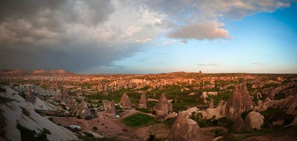 Auringonlasku panoraamanäkymät Goreme kaupunkiin, Cappadocia, Turkki
 - Valokuva, kuva