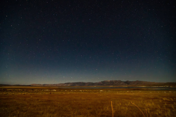 μονοπάτια αστέρι πέρα από τη λίμνη mono στην Καλιφόρνια - Φωτογραφία, εικόνα