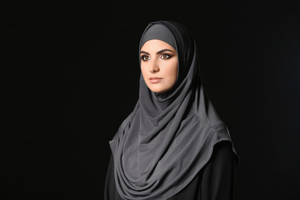 Beautiful Muslim woman on dark background - Foto, imagen