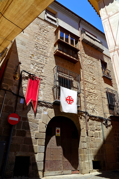 İspanya 'nın tarihi şehri Toledo' da geleneksel bir İspanyol caddesi.. - Fotoğraf, Görsel