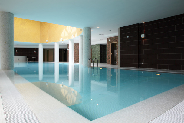 piscina en el interior del edificio
 - Foto, Imagen