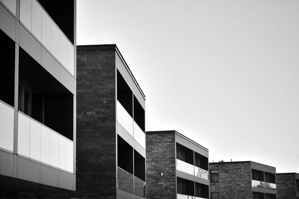 Detalle de un nuevo edificio de apartamentos moderno. Blanco y negro
. - Foto, Imagen