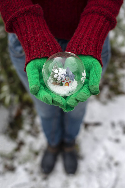 Κρυστάλλινη χριστουγεννιάτικη μπάλα με σπίτι και χιόνι μέσα.  - Φωτογραφία, εικόνα