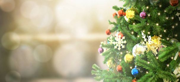 Árbol de Navidad decorado sobre fondo borroso. Cono de pino y S
 - Foto, imagen