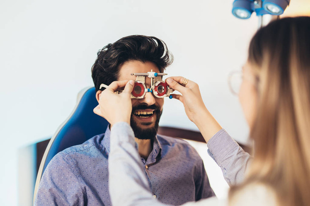 Optometrista che controlla la vista e la correzione della vista del paziente
 - Foto, immagini