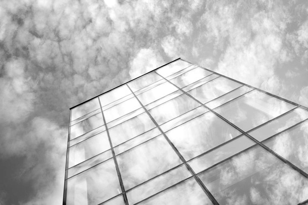 Ofisler için modern bir binanın pencereleri. İş binaları mimarisi. Siyah beyaz. - Fotoğraf, Görsel