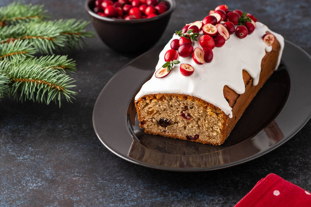 Christmas cake with cranberries and Christmas decorations on a dark background. - Foto, Imagem
