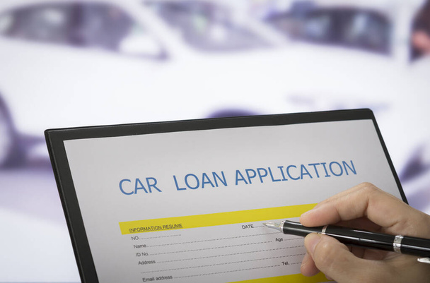 Acheteurs de voitures écrivent formulaire de demande de prêt de voiture avec fond showroom automatique
. - Photo, image