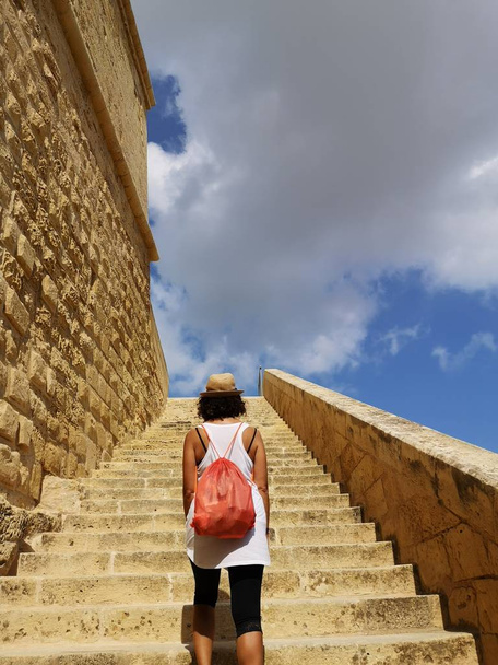 турист на туффской лестнице, Виктория гозо
 - Фото, изображение