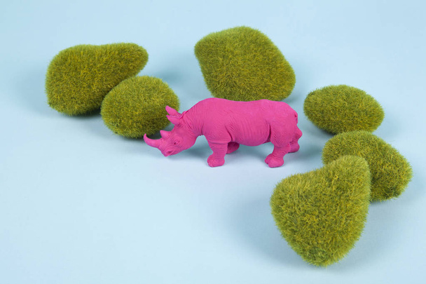 mech skály a růžové pop plastové nosorožce - Fotografie, Obrázek