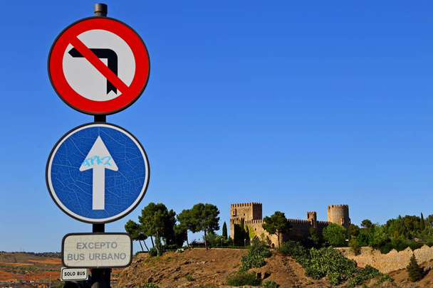 Tradizionale vecchia strada spagnola, nella storica città di Toledo, Spagna
. - Foto, immagini