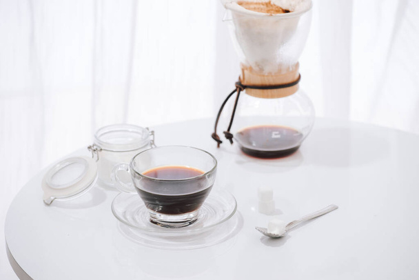 Übergießen Tropfprozess Kaffee im Retro-Filtereffekt mit Kopierraum für Text - Foto, Bild