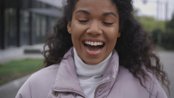 mujer afroamericana en chaqueta hinchable luuging en la calle
 - Metraje, vídeo