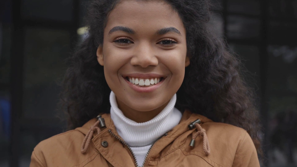 portret schieten van glimlachende Afrikaanse Amerikaanse vrouw - Video