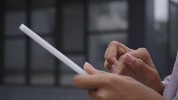 vista recortada de mujer afroamericana usando tableta digital
 - Metraje, vídeo