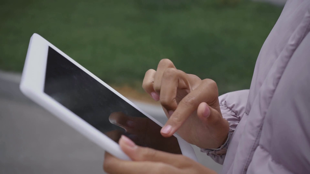 vista parcial de mujer afroamericana usando tableta digital en la calle
 - Metraje, vídeo