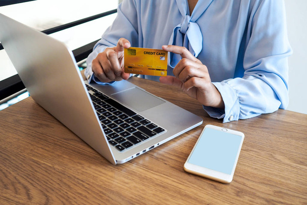 Business spesa delle donne consumatore tramite carta di credito e internet banking per lo shopping online
 - Foto, immagini