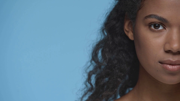 oříznutý pohled na africkou Američanku izolovanou na modré - Záběry, video